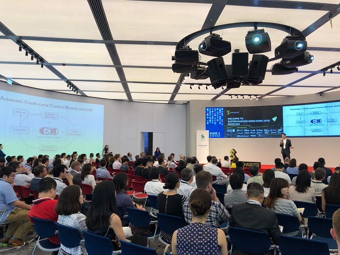 ▲ 홍콩 증권거래소(HKEX)에서 홍콩SC은행 최대 핀테크 프로그램 ‘수퍼차저2018 데모데이’에서 ㈜에이젠글로벌 강정석 대표가 발표를 하고 있다.