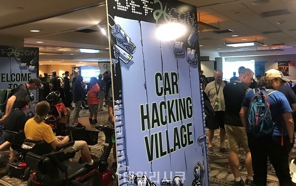 ▲ 자동차 해킹 빌리지에 많은 사람들이 모여 직접 자동차 해킹에 참여하고 있다.