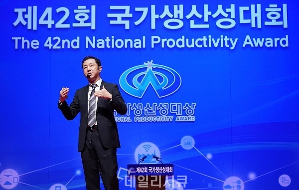 ▲ 제42회 국가생산성대회에서 아이디스 김영달 대표이사가 발표하고 있는 모습