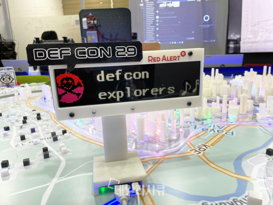 ICS CTF에 참여한 defcon explorers팀이 문제를 풀며 원격으로 전광판을 조작하고 있다.(제공=NSHC)