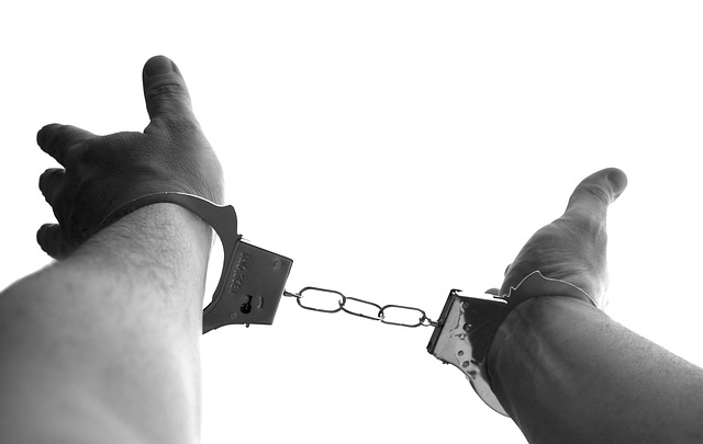 handcuffs-921290_640.jpg