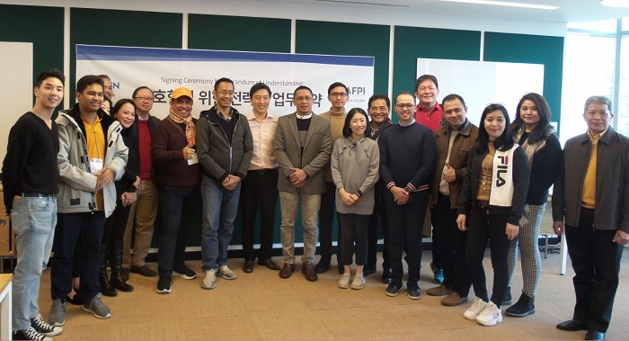 지난 22일(금) 오전, 피플펀드 회의실에서 한국핀테크산업협회와 인니핀테크금융협회가 MOU를 체결하고, 인니협회의 한국방문행사 참석자들이 기념사진을 찍고 있다.
