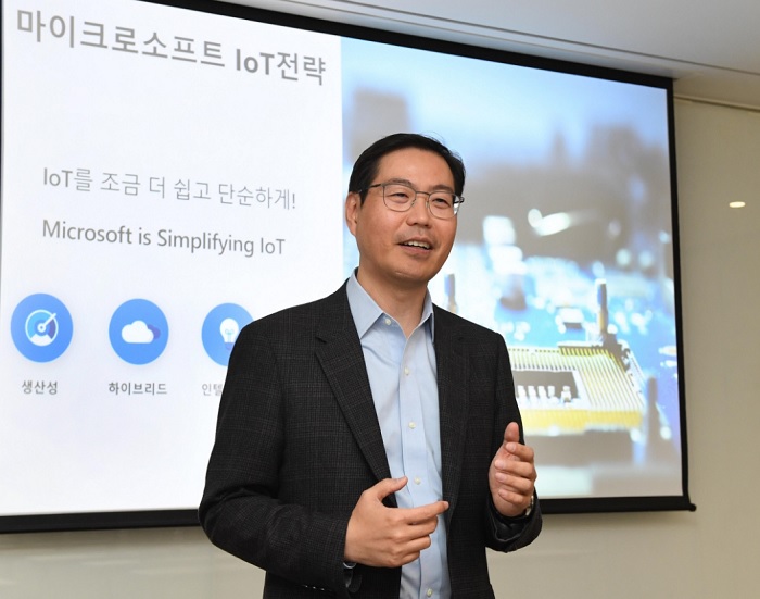 마이크로소프트 IoT 간담회에서 발표하는 한국마이크로소프트 IoT 솔루션 사업부 이건복 상무