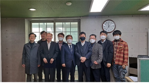 (왼쪽에서 3번째) (사)한국M&A협회 이종한 회장, (왼쪽에서 6번째) ’한국마스크산업협회 석호길 회장 및 양 협회 임원들
