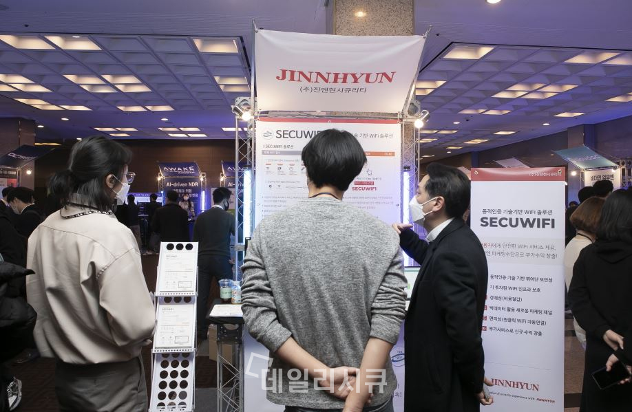 PASCON 2020 전시회에 참가한 진앤현시큐리티가 자사 '시큐와이파이'에 대해 고객들에게 설명하고 있다.