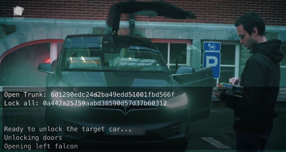 테슬라 모델 X 해킹 과정 영상 이미지 캡쳐.