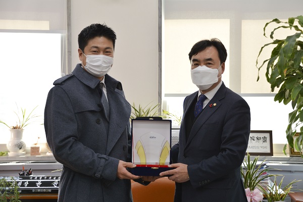 윤관석 위윈장(오른쪽)이 한국핀테크산업협회 공로패를 전달받고 류영준 협회장(왼쪽)과 기념사진을 촬영하고 있다.