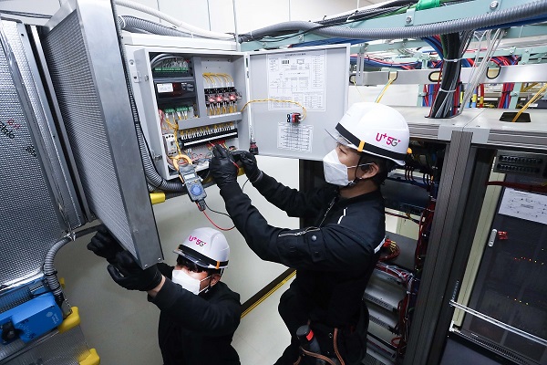 LG유플러스 협력 업체 직원들이 마곡국사에 구축된 외기냉방 시스템을 점검하는 모습.