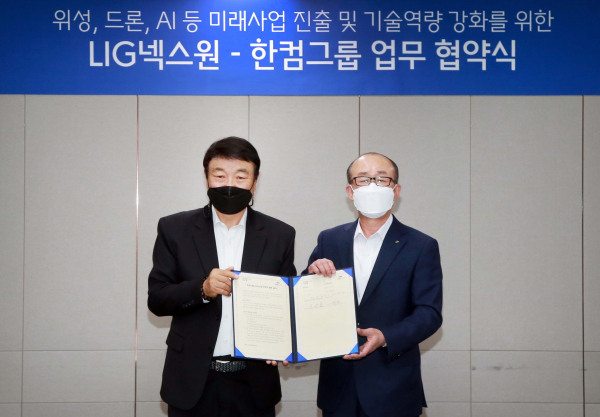 김상철 한컴그룹 회장(사진 왼쪽)과 김지찬 LIG넥스원 대표