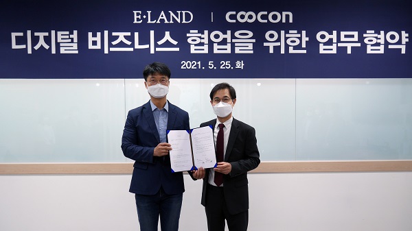 (왼쪽부터) 양호석 이랜드월드 최고기술책임자(CTO)와 김종현 쿠콘 대표가 협약 체결 후 촬영하고 있다.