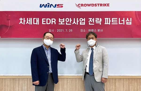 지난 26일, 윈스 사옥에서 윈스 박기담 전무(왼쪽)와 크라우드스트라이크 한국영업을 총괄하는 이창훈 이사(오른쪽)가 차세대 EDR 보안사업 전략 파트너십을 체결했다.