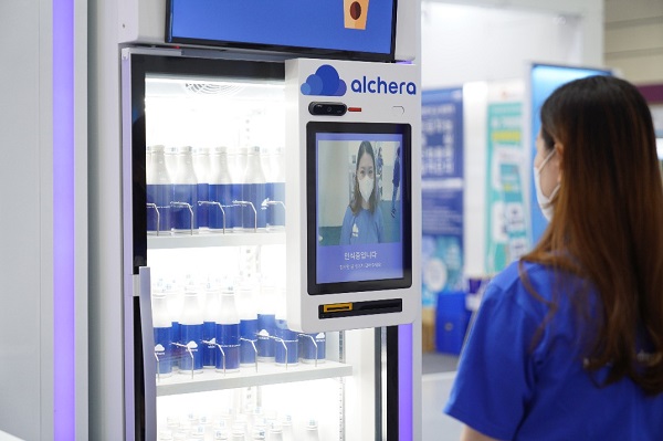 알체라의 얼굴인식 기술을 탑재한 무인 냉장고를 이용하는 모습(사진 제공-알체라)