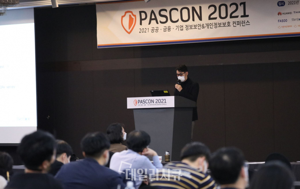 PASCON 2021에서 센스톤(대표 유창훈) 최경철 기술이사가 ‘IoT 시장의 빠른 성장세, 보안 취약성에 대한 해답은?’이란 주제로 오후 키노트 강연을 진행하고 있다.