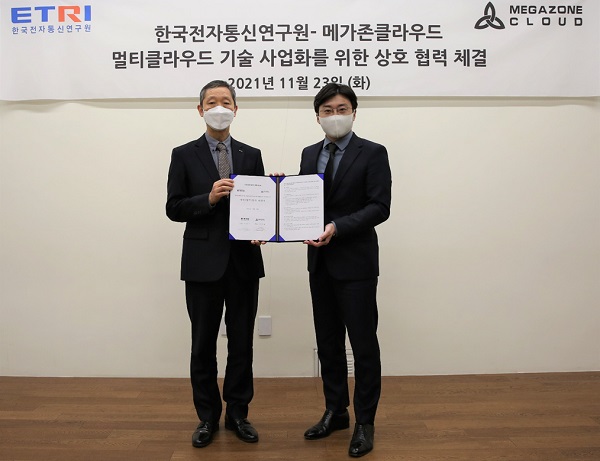 한국전자통신연구원 인공지능연구소 이윤근 소장(왼쪽)과 메가존클라우드 이주완 대표(오른쪽)가 협약을 체결하고 기념사진을 촬영하고 있다. (사진 제공- 메가존클라우드)