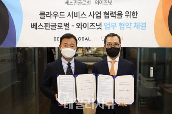베스핀글로벌 장인수 한국 총괄 대표(왼쪽)와 와이즈넛 강용성 대표가 클라우드 서비스 사업 협력을 위한 MOU를 체결했다.