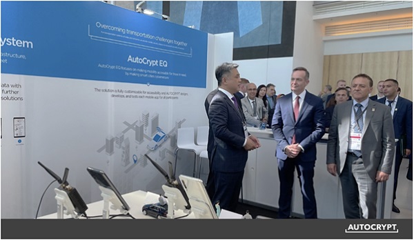 독일, 모로코 교통장관에게  V2X-Air를 설명하는 아우토크립트 이석우 공동창업자(맨 왼쪽)