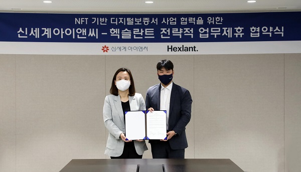 김은경 신세계아이앤씨 R&D 담당 상무(왼쪽)와 노진우 헥슬란트 대표(오른쪽)가 서울 중구 신세계아이앤씨 본사에서 NFT 기반 디지털 보증서 사업 협력을 위한 업무 협약을 체결했다.