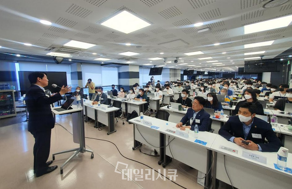 안철수 국회의원(안랩 창립자)이 한국정보기술연구원(KITRI, 원장 유준상)에서 7월 15일 ‘사이버안보 대응 역량 강화를 위한 제언’이라는 주제로 특강을 진행하고 있다.