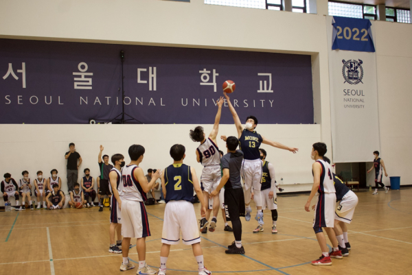 서울대학교 IB리그 플레이오프에서 선수들이 경기를 하고 있다.