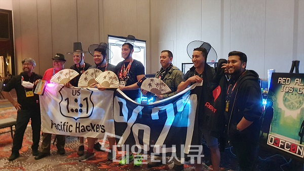 61개 팀중 1위를 차지한 "TeamXX"의 팀원들이 한국 전통 갓을 쓰고 부채를 들고 포즈를 취하고 있다.